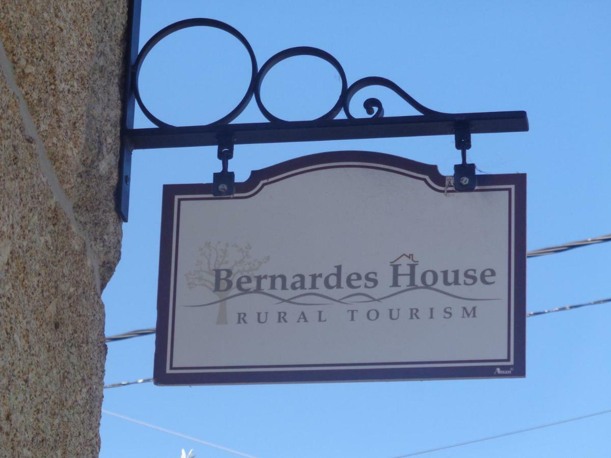 Bernardes House Guest House กัสเตโล เด ไปวา ภายนอก รูปภาพ